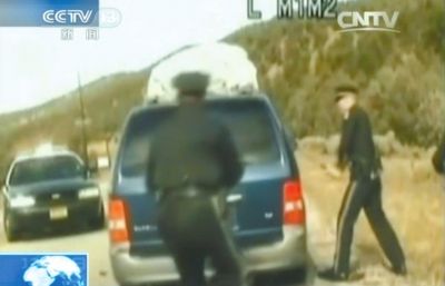 費雷爾再次上車，警察拿警棍砸車窗。