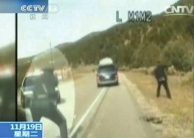 費雷爾駕車逃走，警察連開數(shù)槍。央視截圖