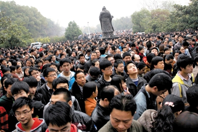 去年3月16日，武漢華中科技大學(xué)，“北約”、“華約”、“卓越”聯(lián)盟自主招生選拔考試湖北考點(diǎn)，考生等待進(jìn)場(chǎng)。 圖/CFP