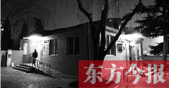 1月13日晚9點20分，鄭州市嵩山路與伊河路交叉口西北角的生態(tài)廁所依然開著燈