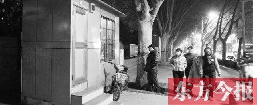 1月13日晚9點30分，鄭州市綠城廣場內(nèi)的公廁依然開放