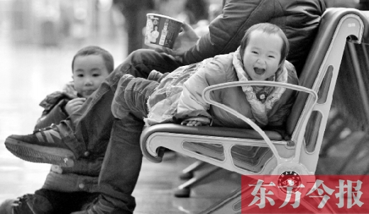 鄭州東站候車長椅上，哈哈，馬上回家過年有禮物收了