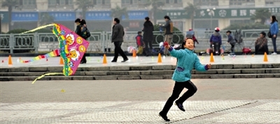昨日，省會(huì)天氣晴好，春意盎然。上午，在綠城廣場(chǎng)，一個(gè)小女孩在快樂(lè)地放風(fēng)箏。