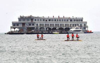 位于三亞市大東海附近海域的海上會(huì)所3月22日攝。新華社發(fā)