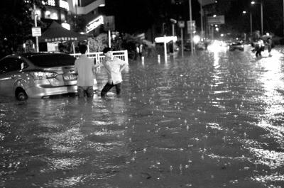 3月30日晚，深圳市區(qū)不少地段因暴雨積水，導(dǎo)致一些車輛在水中熄火。