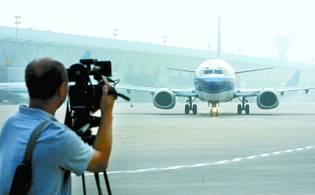 　8月28日，一架嶄新的波音737-800型飛機(jī)平穩(wěn)降落在鄭州新鄭國際機(jī)場。