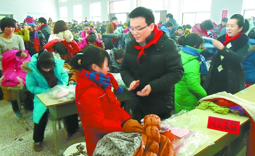 1月20日，省直團工委組織19個省直廳局的38名青年干部，來到三門峽市澠池縣果園鄉(xiāng)，開展“大手拉小手