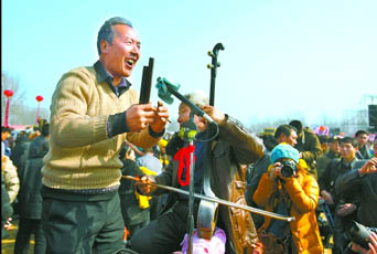 2月22日，寶豐馬街書會(huì)上，說(shuō)書藝人正在表演。記者 史長(zhǎng)來(lái) 攝