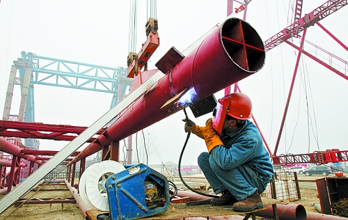 2月25日，在跨越南水北調(diào)總干渠的鄭州新鄭南段十里鋪公路橋施工現(xiàn)場，建設(shè)者在緊張地施工。