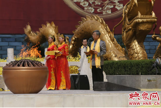 中華炎黃文化研究會(huì)會(huì)長(zhǎng)許嘉璐宣讀拜祖大典拜祭文。映象網(wǎng)記者 邵恰 攝