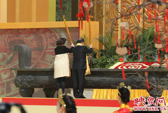 中國國民黨副主席蔣孝嚴(yán)及其夫人凈手上香 。映象網(wǎng)記者 邵恰 攝