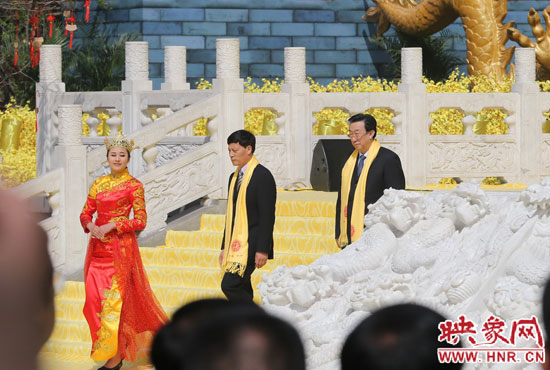 　河南省委書記、省人大常委會(huì)主任郭庚茂，河南省省長(zhǎng)謝伏瞻敬獻(xiàn)花籃。映象網(wǎng)記者 邵恰 攝