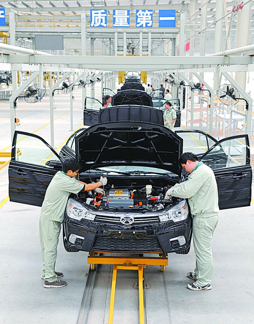 　　4月16日，新鄉(xiāng)市新能電動汽車有限公司的工作人員在電動汽車生產(chǎn)流水線上作業(yè)。目前，新鄉(xiāng)現(xiàn)有規(guī)模以