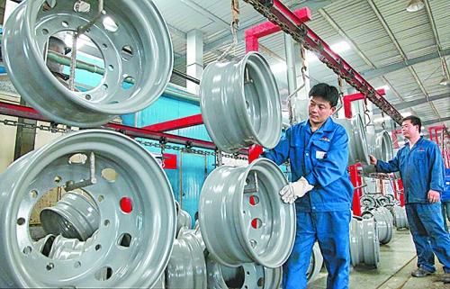 4月25日，許昌恒豐實(shí)業(yè)有限公司的員工正在生產(chǎn)重卡車輪。喬利峰 攝