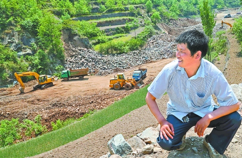 　　5月5日，魯山縣趙村鄉(xiāng)關(guān)岈村青年時(shí)軍偉看著正在建設(shè)的兩座小型水庫開心地笑了。他1994年開始外出