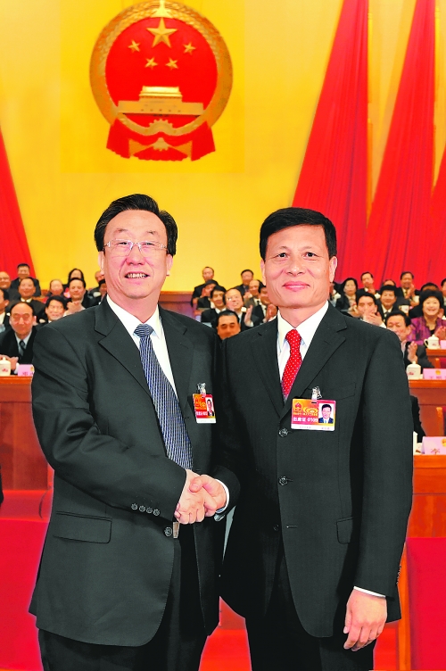 4月2日上午，新當(dāng)選的省人大常委會主任郭庚茂與新當(dāng)選的省人民政府省長謝伏瞻親切握手。郭宇 董亮 攝