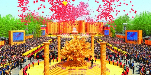 癸巳年黃帝故里拜祖大典于4月12日上午在新鄭舉行，來自海內(nèi)外的炎黃子孫，共同祭拜中華民族的人文始祖軒