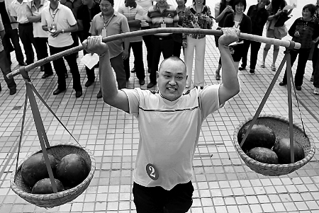 節(jié)會現(xiàn)場，一位瓜農(nóng)正在表演西瓜舉重。