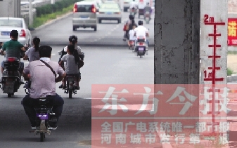 昨日，鄭州市航海路與京廣鐵路立交橋下，用紅線標(biāo)注的“水位警戒線”