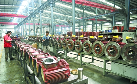 8月9日，南陽微特防爆電機(jī)有限公司員工生產(chǎn)出口訂單產(chǎn)品。