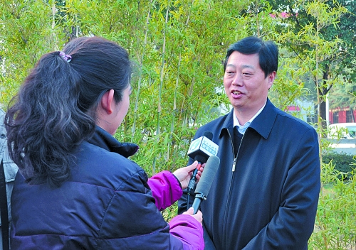 十八大代表、南陽市委書記李文慧談學(xué)習(xí)十八大精神體會