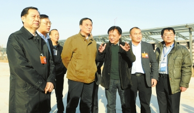 　　鄭州手拉手集團董事長賈長明（右三）向省農(nóng)業(yè)廳廳長朱孟洲（右四），省政府副秘書長、省政府駐京辦主任