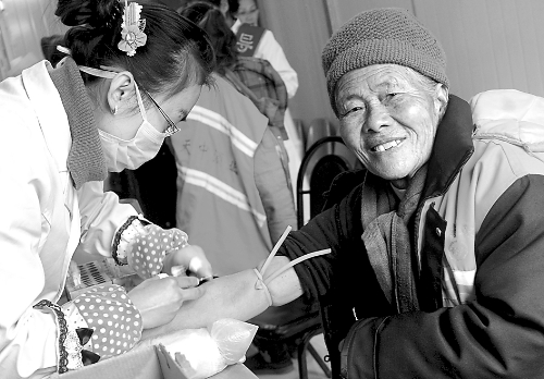 1月14日，汝南縣為全縣460多名環(huán)衛(wèi)工人免費進行心電圖、胸透等13項健康檢查，并建立了個人健康檔案