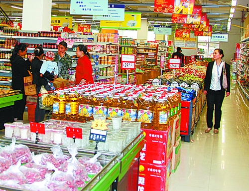 這是信陽市董家河鎮(zhèn)的一家營業(yè)面積超3000平方米的新型農村社區(qū)超市 記者 趙振杰 攝