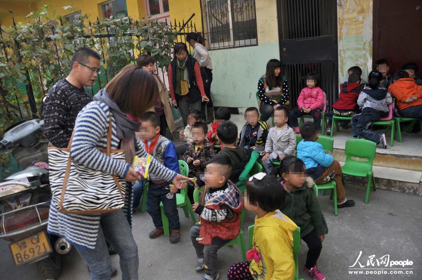 河南駐馬店市高新區(qū)一休幼兒園大門(mén)外聚集了數(shù)十位孩子家長(zhǎng),他們是來(lái)送孩子上學(xué)的,可是幼兒園大門(mén)卻被兩輛面包車(chē)?yán)锿舛滤?。周一一大早就遇到這事,不少家長(zhǎng)特意給單位請(qǐng)假替孩子討要說(shuō)法。