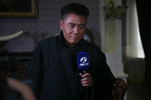 陳寶國接受河南衛(wèi)視專訪。