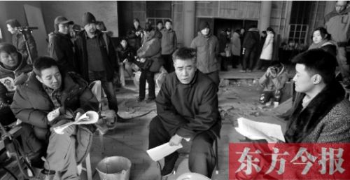 導(dǎo)演安建（左）、主演陳寶國(guó)等坐在一起說(shuō)戲