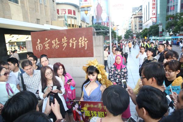 女子鬧市扮成“搖錢樹(shù)” 無(wú)人敢搖