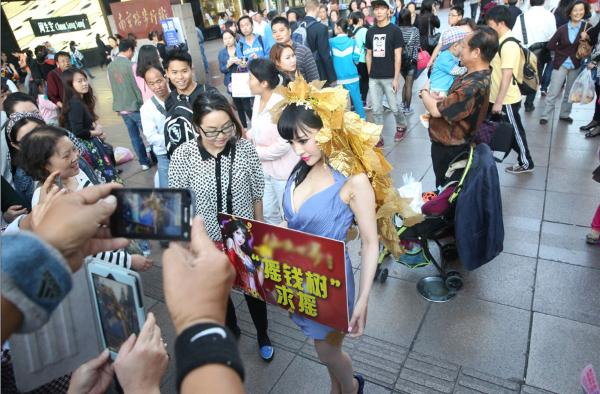 女子鬧市扮成“搖錢樹(shù)” 無(wú)人敢搖