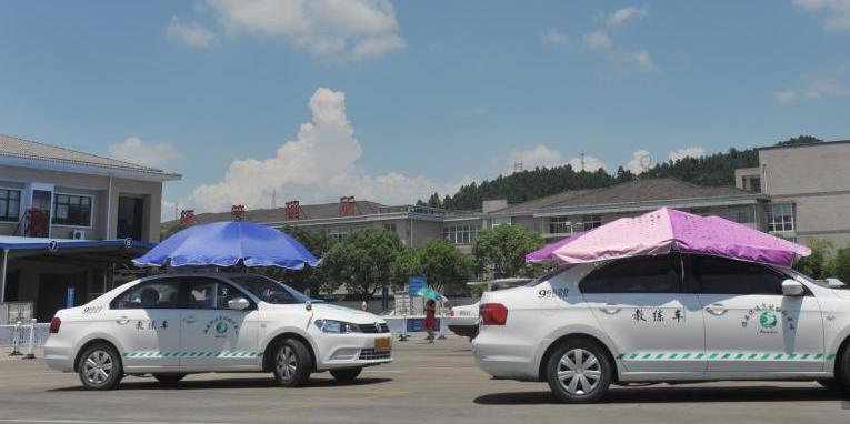 杭州一駕?，F(xiàn)遮陽(yáng)新招 教練車車頂撐傘