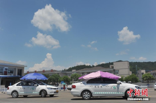 杭州一駕?，F(xiàn)遮陽(yáng)新招 教練車車頂撐傘