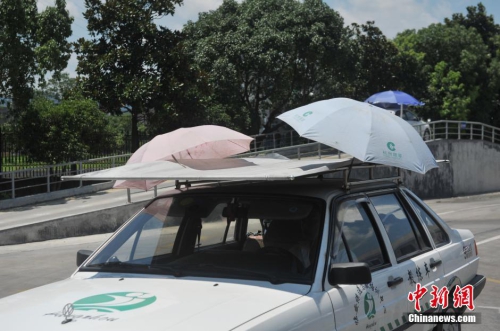 杭州一駕?，F(xiàn)遮陽(yáng)新招 教練車車頂撐傘