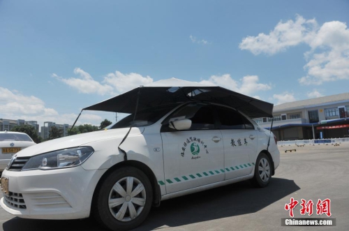 杭州一駕?，F(xiàn)遮陽(yáng)新招 教練車車頂撐傘