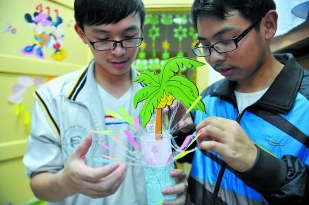 男生正把廢舊物做成裝飾品，裝扮女生寢室