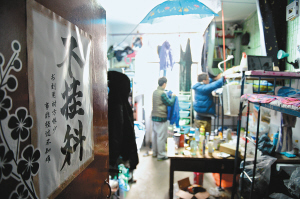 寢室門上的招貼表達(dá)了學(xué)生們的愿望，其實(shí)不逃課、少逃課才是不掛科的保證