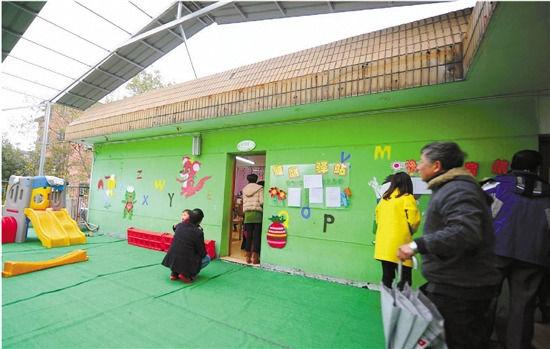 因?yàn)榕卵b修后的氣味影響孩子的健康，包括小葉在內(nèi)，很多家長(zhǎng)找到園方，要求換教室.