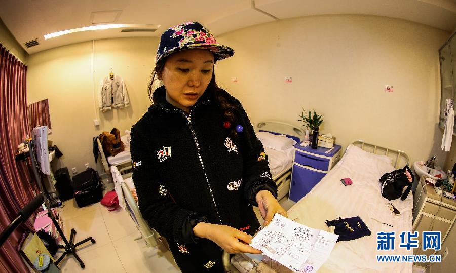 赴韓整形失敗者陳怡麗向記者展示醫(yī)療事故鑒定（4月8日攝）。