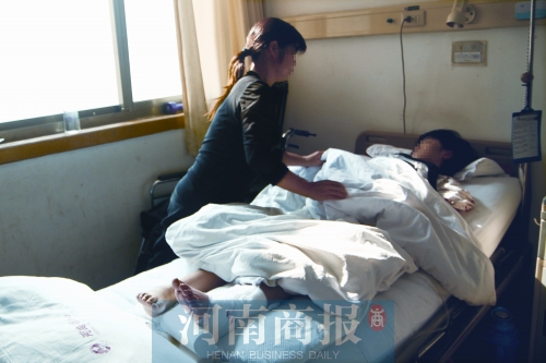 14歲的小美躺在病床上，左腿摔傷的部位還纏著繃帶