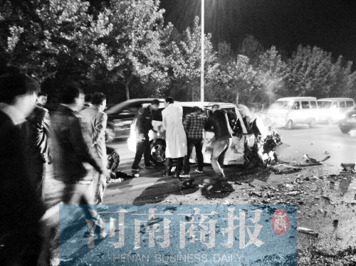 慘劇現(xiàn)場，眾人紛紛上前施救，有人拉住變形的車門，為傷者爭取救援時(shí)間