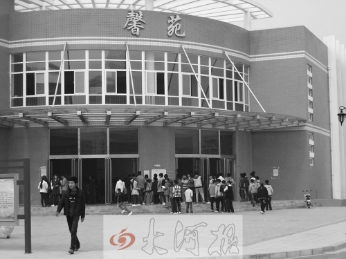 學(xué)生們排隊(duì)進(jìn)入食堂就餐，對于統(tǒng)一15元的收費(fèi)標(biāo)準(zhǔn)，不少學(xué)生和家長很不理解。