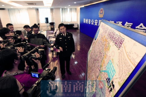 警方負責人向媒體介紹戰(zhàn)果，左上圖為警方繳獲的犯罪嫌疑人作案工具 記者 王春勝/圖