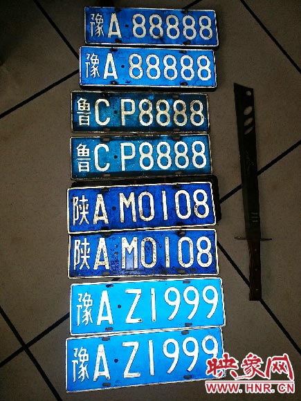 焦作警方下哦那個(gè)一輛奔馳車(chē)后備箱內(nèi)查出四套車(chē)牌.jpg