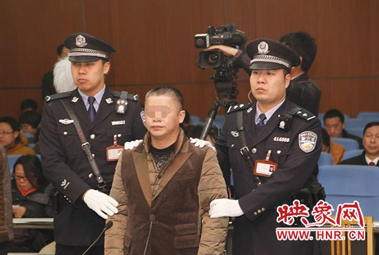 被告人被法警帶上法庭時，身上沒有戒具，也沒有剃光頭。（圖片來源于微博@豫法陽光）