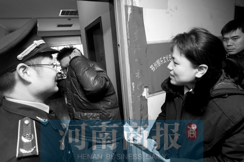 城管巡回法庭法官，到因違反城市管理的受罰當(dāng)事單位送傳票