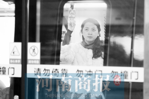 首個上班高峰，地鐵乘客以年輕的上班族為主