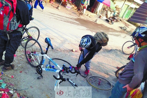 運氣不好，十分鐘被扎了兩次胎，只能自己修車。